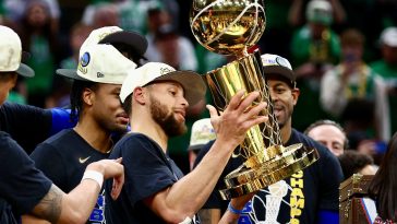 Steph Curry and teammates/@Warriors