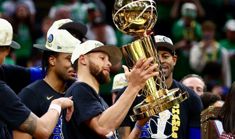 Steph Curry and teammates/@Warriors